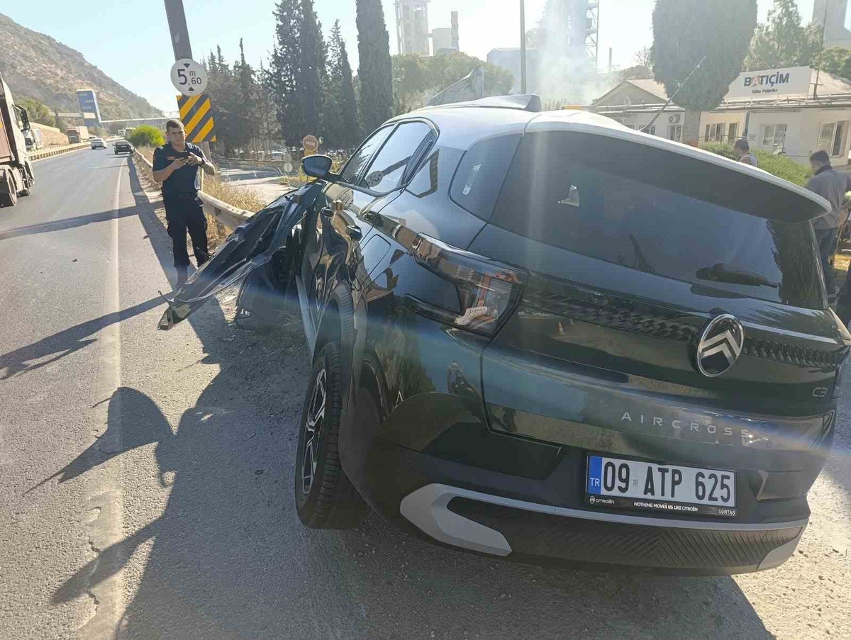 Söke\'de otomobil bariyere çarptı, 1 kişi yaralandı