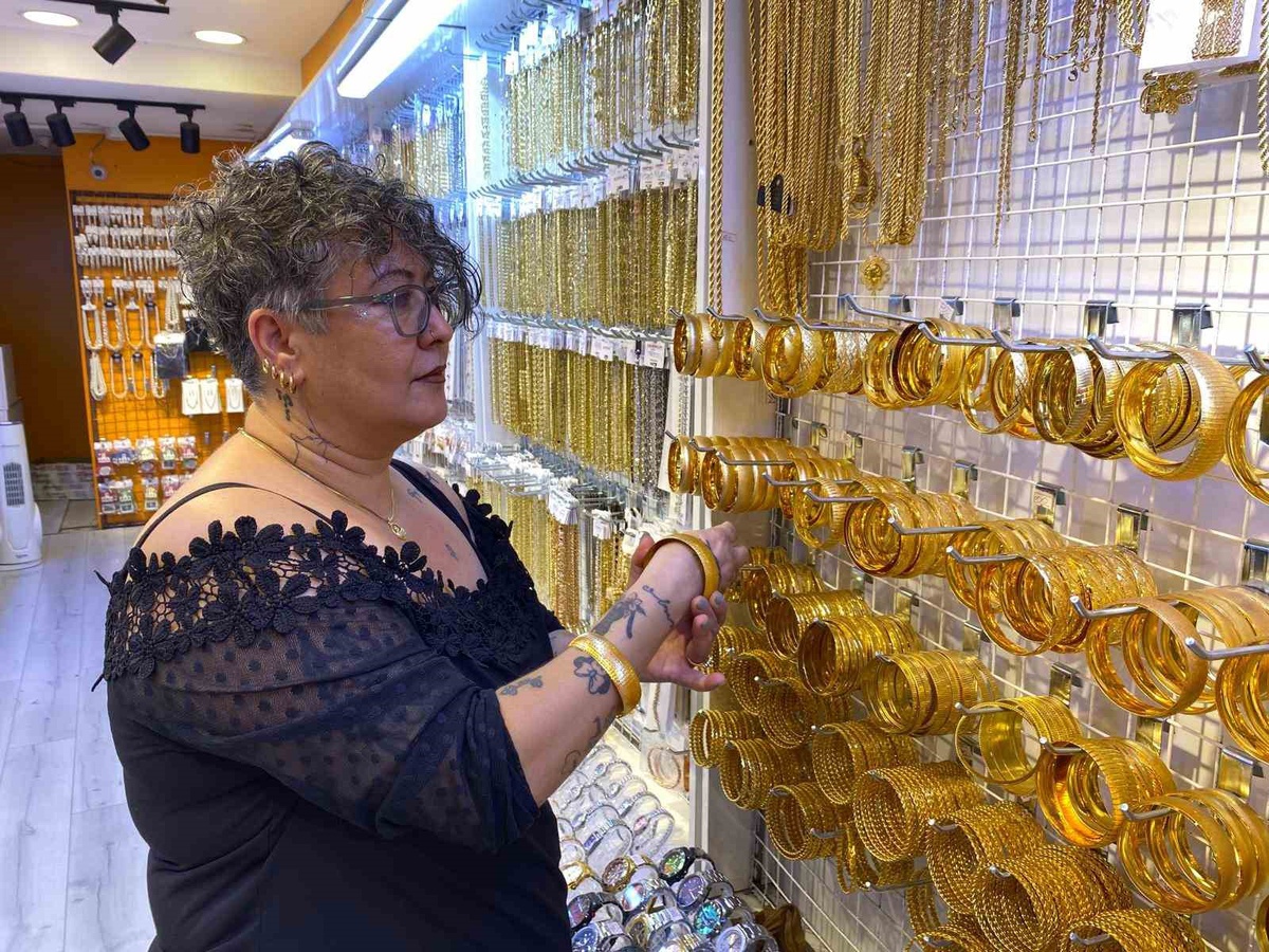 Süslenmek amacı ile kullanılan altın görünüşlü takı ve paralar