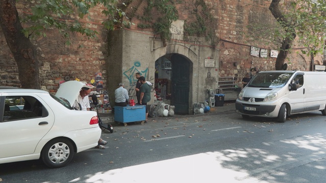 Beyoğlu'ndaki tarihi Galata Bedesteni'nin duvarlarındaki grafitiler görüntü kirliliği yaratıyor