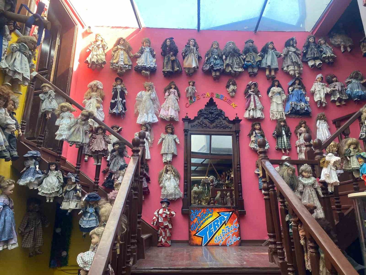 Taş Bebek Kafe, 20 bin taş bebekle ziyaretçilerini çocukluk hatıralarına götürüyor