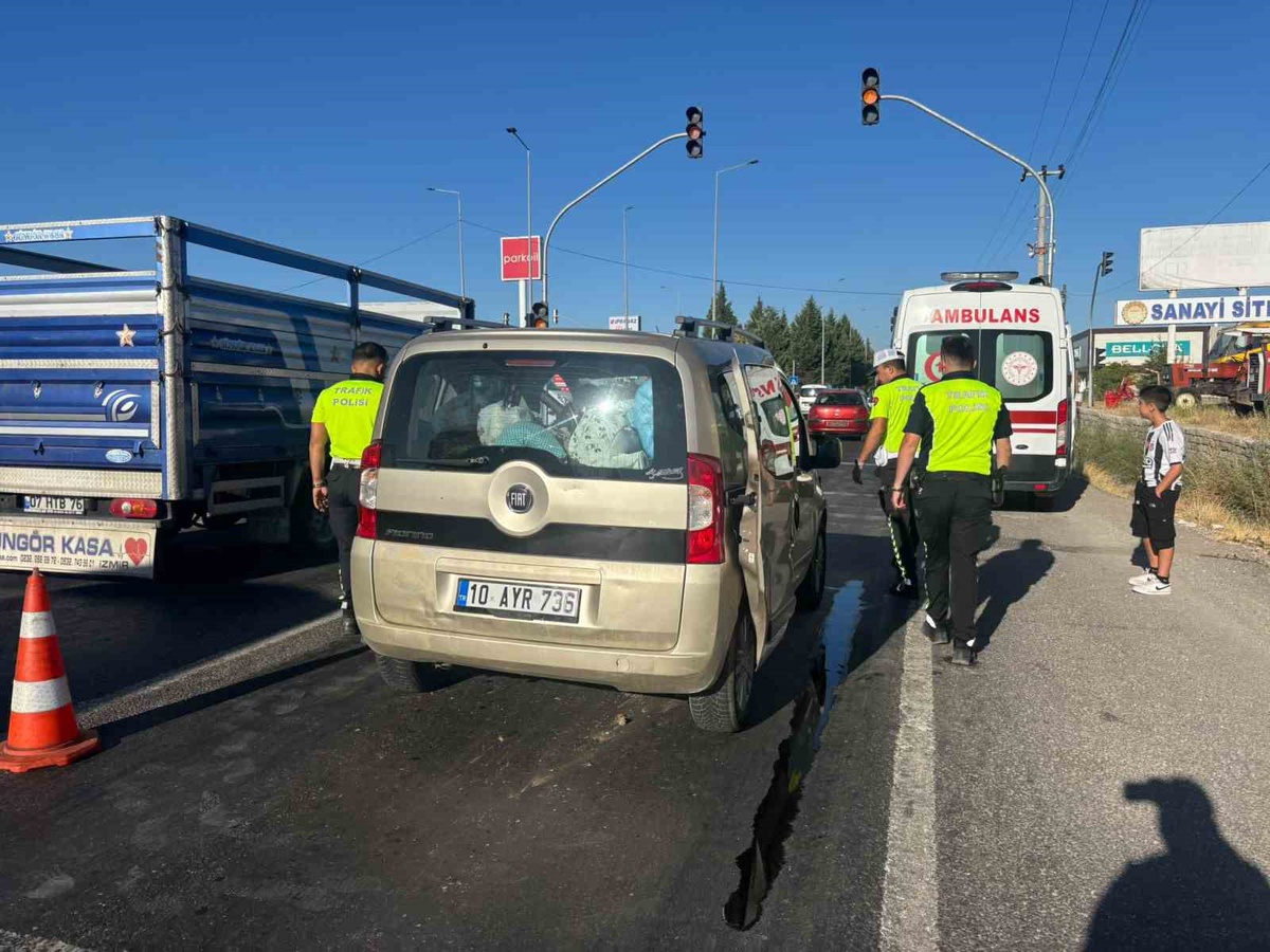 Kütahya Tavşanlı\'da zincirleme araç kazasında 2\'si çocuk 4 kişi yaralandı