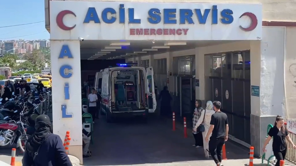 Şanlıurfa Bozova\'da taziye dönüşü kamyona çarpan araçta aynı aileden 4 kişi öldü