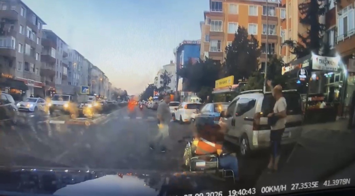 Kırklareli Lüleburgaz\'da tekerlekli sandalyeliye çarpıp kaçan motosiklet sürücüsü kamerada