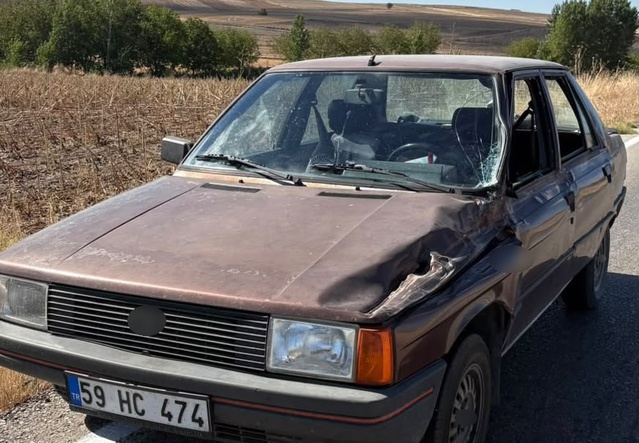 Hayrabolu'da iki araç birbirine sürttü, kamyonet devrildi