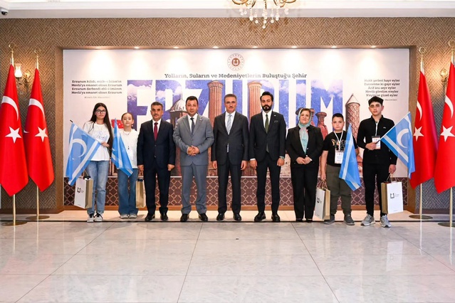Erzurum'da Türkmeneli Vakfı yöneticileri Vali Baruş'u makamında ziyaret etti
