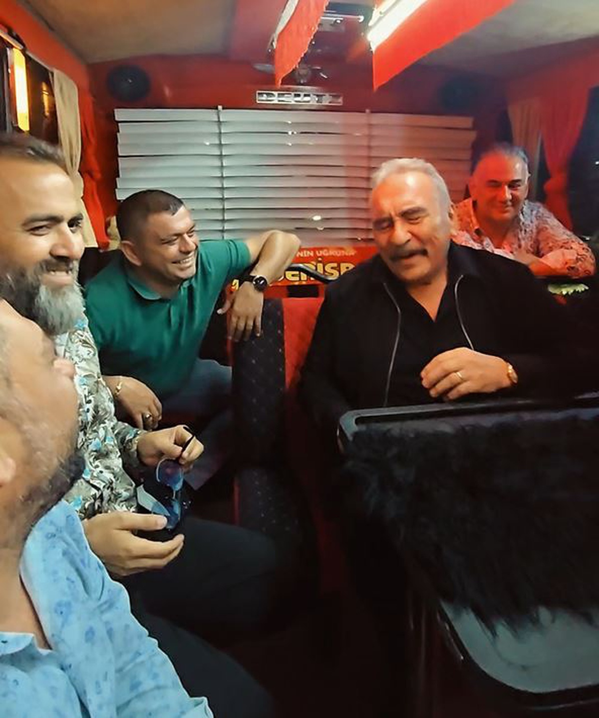 Kayseri\'de Ümit Besen konser alanına nostaljik minibüsle götürüldü