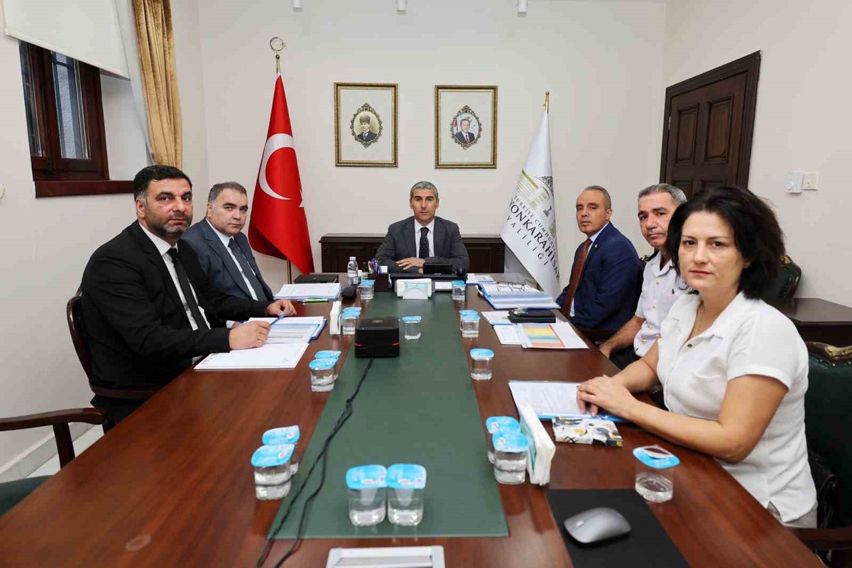 Afyonkarahisar Valisi öğrenci yurtlarındaki güvenlik tedbirleri toplantısına katıldı