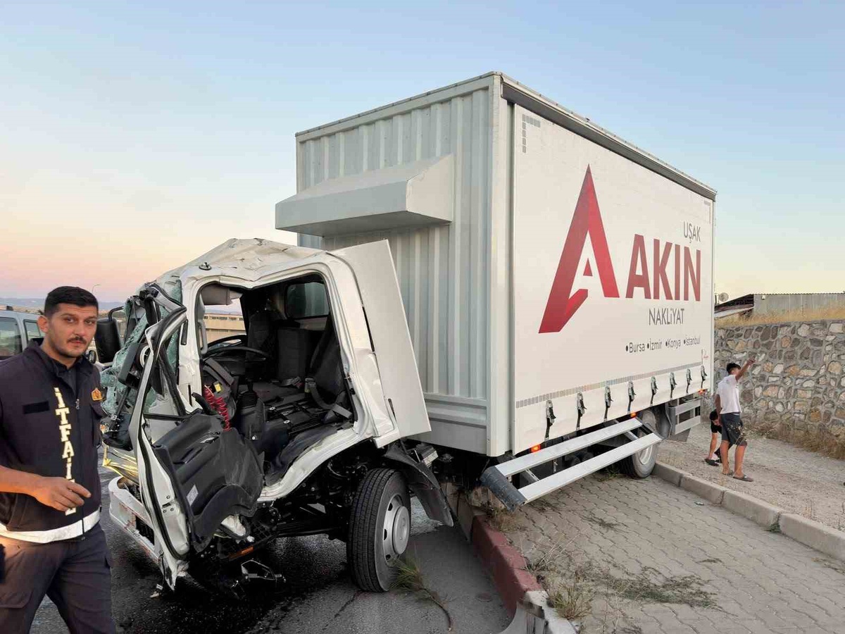 Uşak\'ta itfaiye aracı ile kamyon çarpıştı, 1 ölü, 2 yaralı
