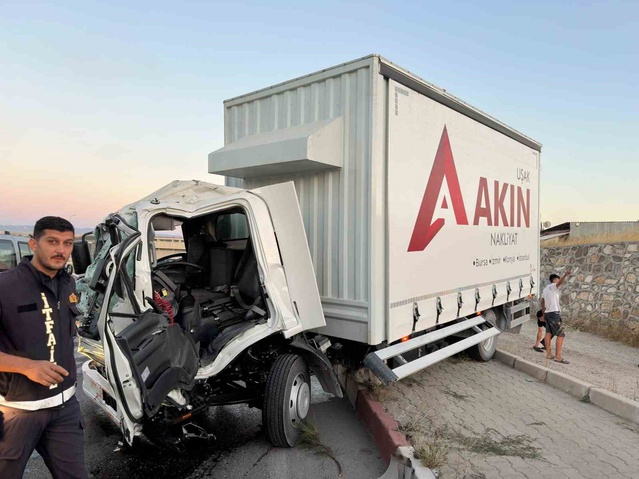 Uşak'ta itfaiye aracı ile kamyon çarpıştı, 1 ölü, 2 yaralı