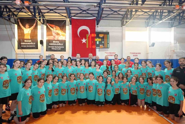 Üzümlü'deki güreş gelişim kampını Kaymakam ve İl Müdürü ziyaret etti