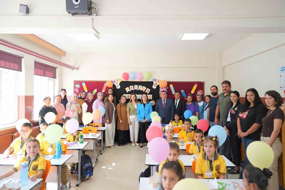 Bartın Valisi Arslan, uyum haftası kapsamında minik öğrencileri ziyaret etti