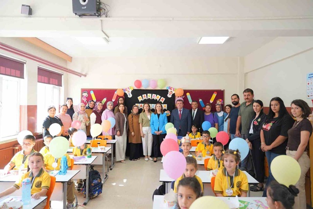 Bartın Valisi Arslan, uyum haftası kapsamında minik öğrencileri ziyaret etti