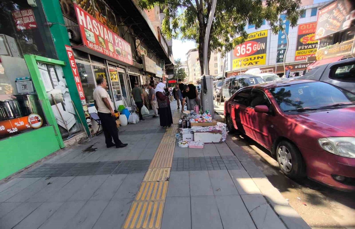 Van İpekyolu'nda kaldırım işgalleri yayaları yola düşürdü, turistler ve esnaf tepkili