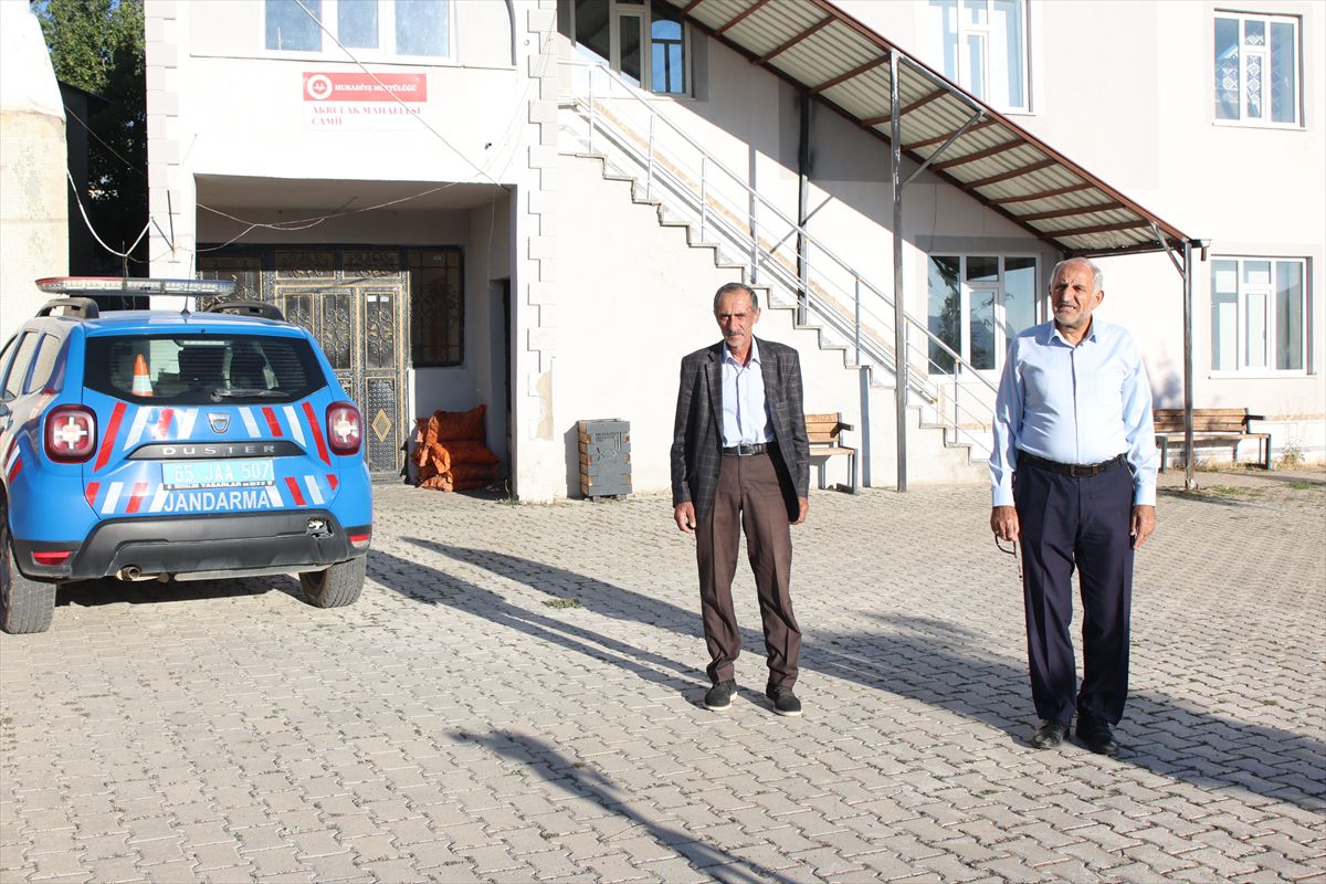 Van\'da kırsalda kapı kapı dolaşan jandarma dolandırıcılara karşı vatandaşları bilgilendiriyor