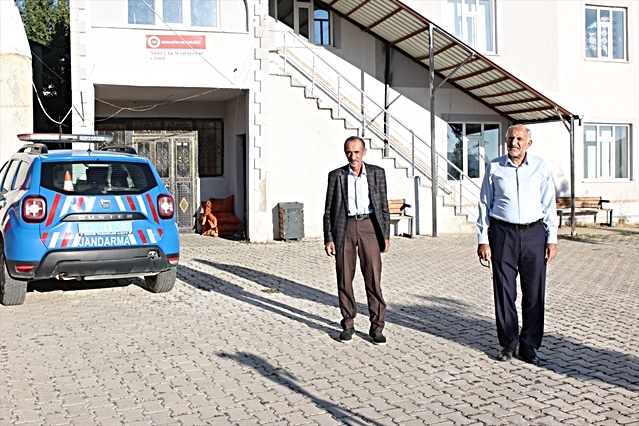 Van'da kırsalda kapı kapı dolaşan jandarma dolandırıcılara karşı vatandaşları bilgilendiriyor