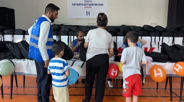 Yüksekova'da 100 yetim öğrenciye kırtasiye desteği sağlandı