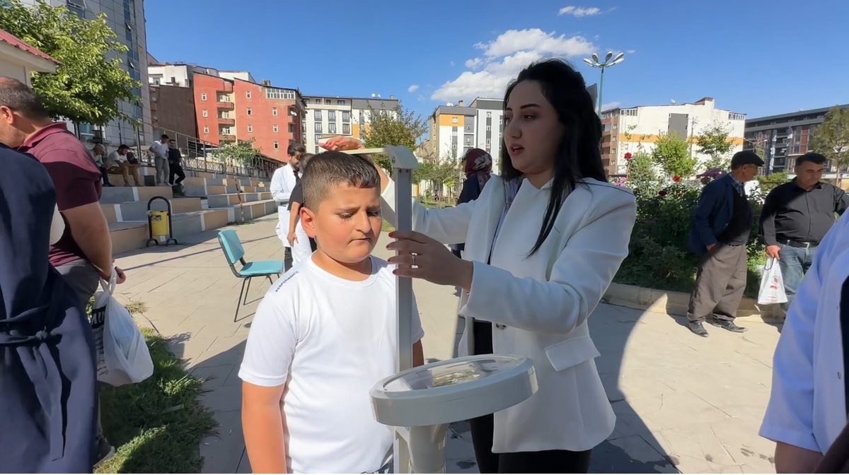 Yüksekova’da parklar sağlık sahnesine dönüştü