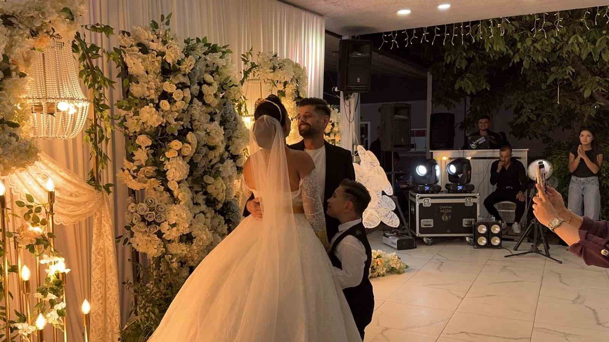 İznik\'te 10. yıl sürprizi, eşine yeniden gelinlik giyip nikah tazeledi