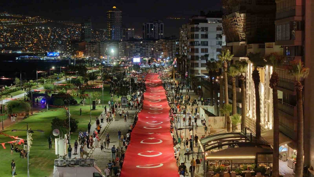 İzmir\'in kurtuluşunun 104. yılı fener alayıyla kutlandı