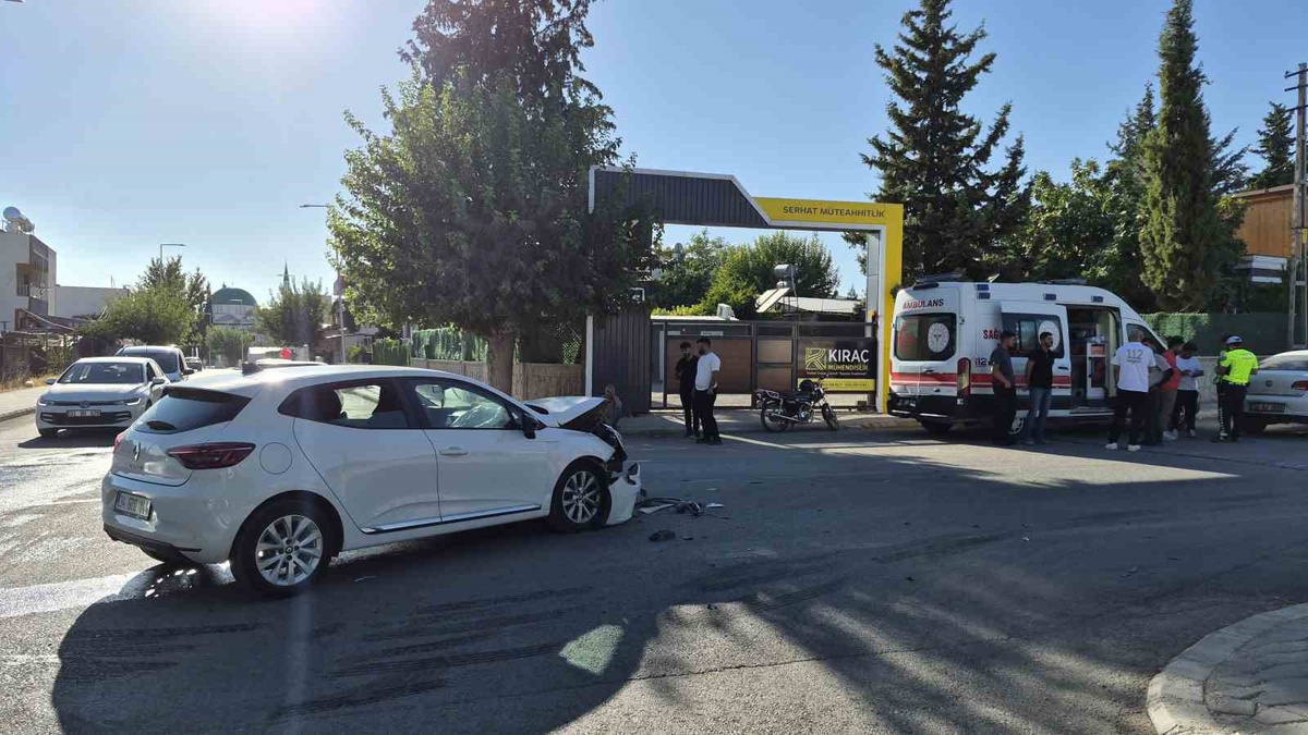 Adıyaman Karapınar Mahallesi\'nde iki otomobil çarpıştı, 1 kişi yaralandı