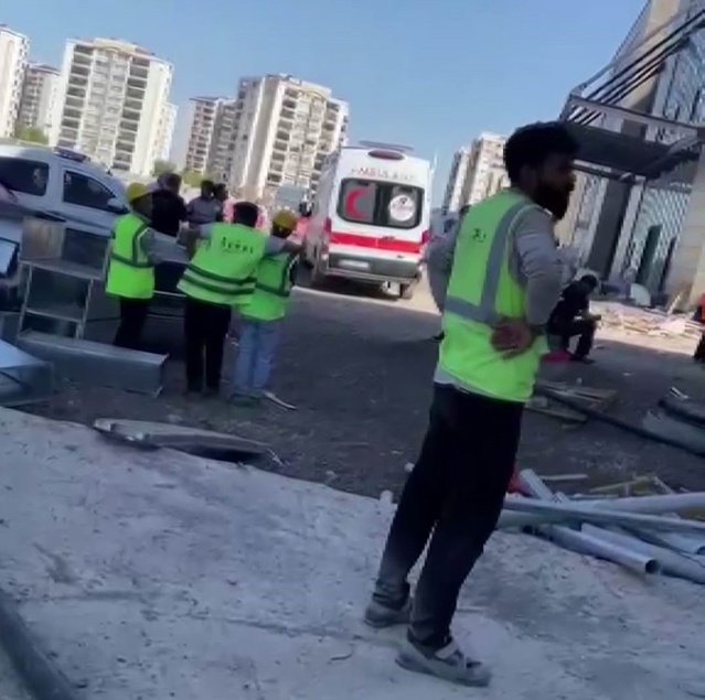 Diyarbakır Kayapınar'da alacağını alamayan işçi, inşaatın çatısına çıktı