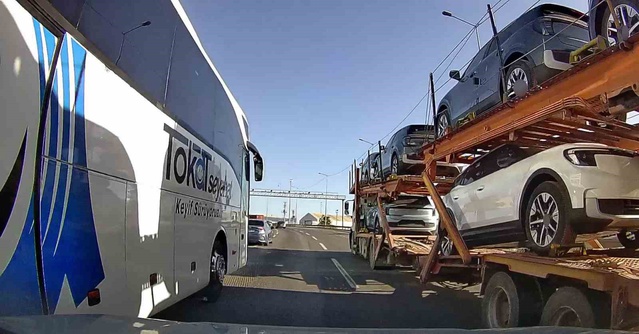 D-100'de yolcu otobüsü otomobili sıkıştırdı, sürücü frenle kurtuldu