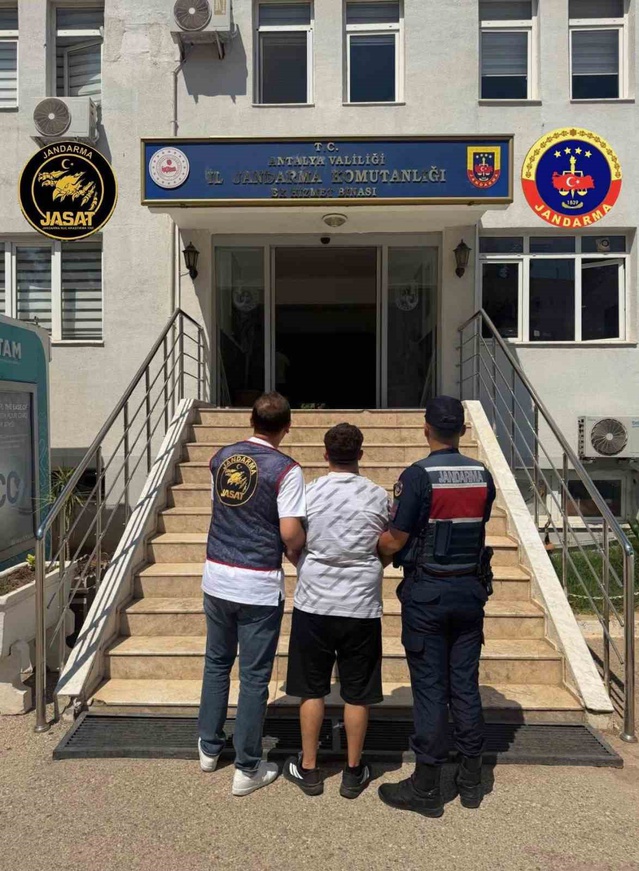 Antalya'da jandarma 9 günde 677 aranan şahsı yakaladı