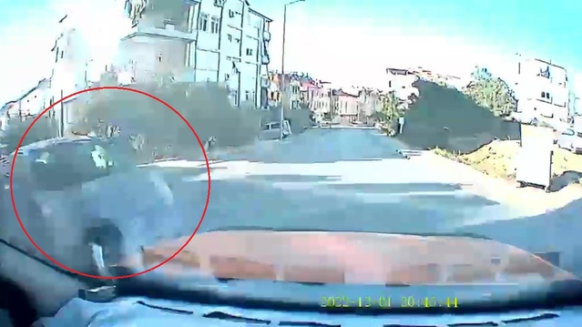 Antalya Manavgat'ta otomobil ticari taksiye yandan çarptı, kaza anı kamerada