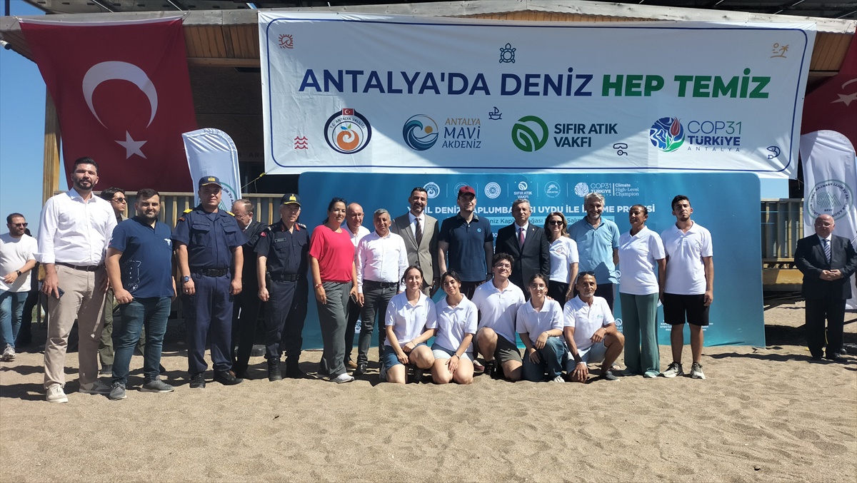 Manavgat\'ta uydu takılı yeşil deniz kaplumbağası Hanzala denize bırakıldı