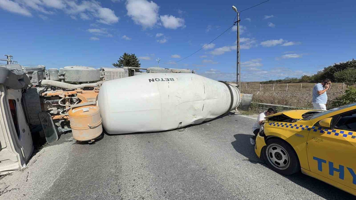 Arnavutköy\'de devrilen beton mikseri 4 araca çarptı, iki sürücü yaralandı