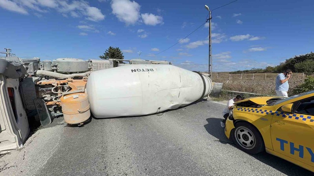 Arnavutköy'de devrilen beton mikseri 4 araca çarptı, iki sürücü yaralandı