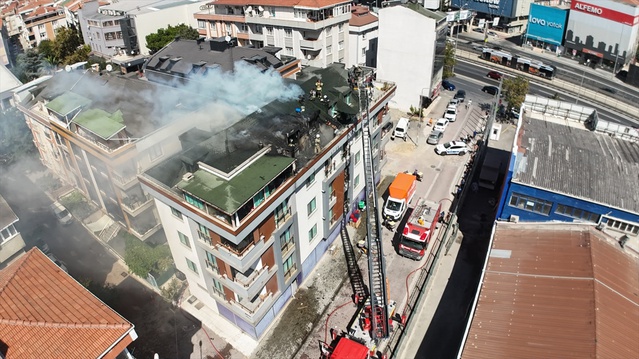Avcılar'da çatı tadilatında çıkan yangında mahsur kalan 2 kişi kurtarıldı