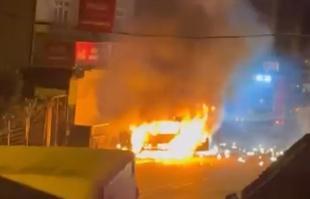 Avcılar Tahtakale'de park halindeki otomobil alev alev yandı, patlamalar kamerada