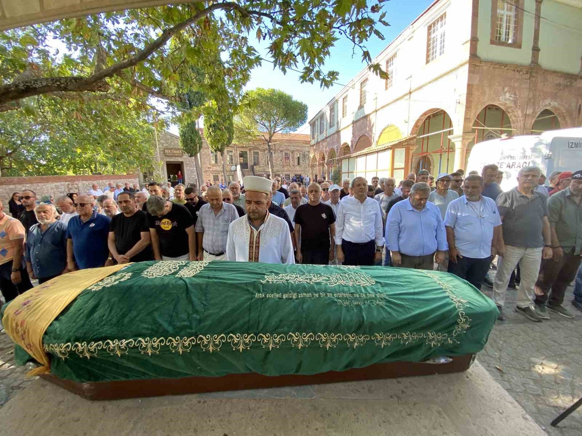 Ayvalık\'ta avukat Günay Benli\'nin annesi Münevver Benli son yolculuğuna uğurlandı