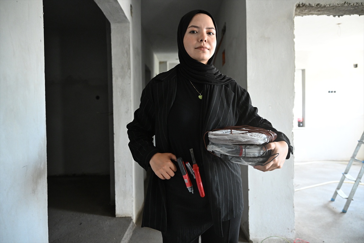 Kahramanmaraş\'ta babasının mesleğini sürdüren Eda Ceritlioğlu kadın elektrik ustası oldu