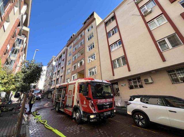 Bahçelievler'de boşaltılan 7 katlı binanın çatısındaki yangın söndürüldü