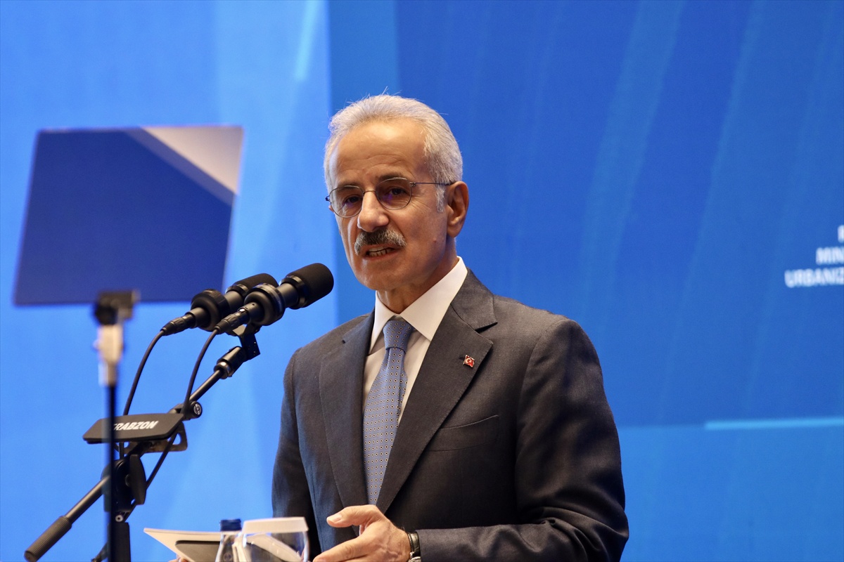 Uraloğlu Trabzon\'da konuştu, 2028\'de yeşil kruvaziyer limanı hedefi açıkladı