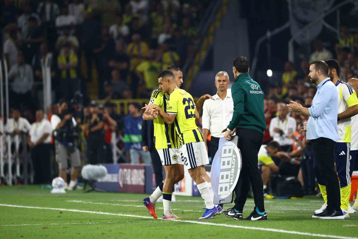 Fenerbahçe\'de Bartuğ Elmaz sakatlık nedeniyle Roma maçında devam edemedi