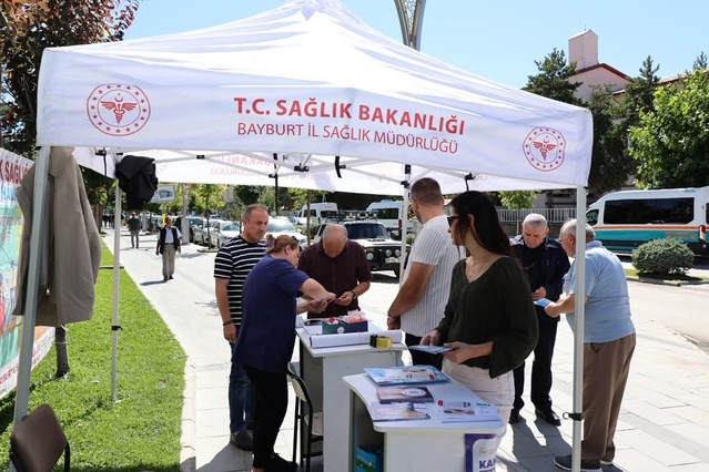 Bayburt'ta kanser farkındalık standında vatandaşlara tarama testi dağıtıldı