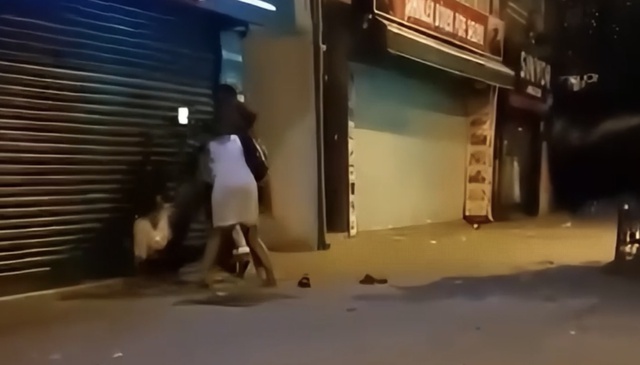 Görüntüleri de var! Sokak ortasında kadından şaşırtan karar