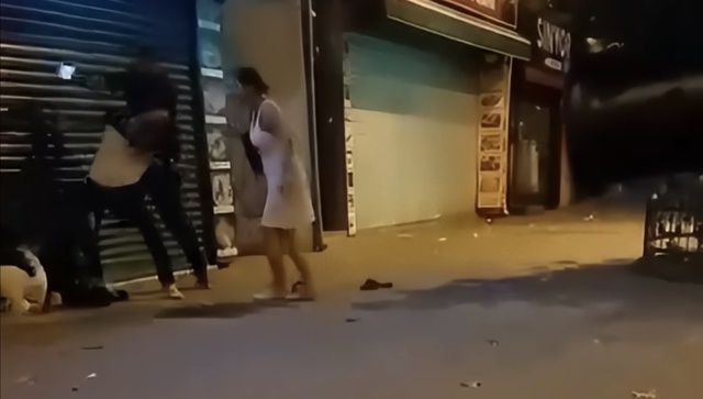 Görüntüleri de var! Sokak ortasında kadından şaşırtan karar