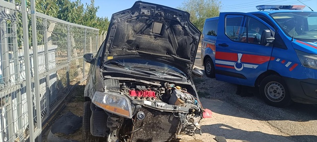Bilecik Pazaryeri'nde otomobil iş yeri girişindeki betona çarptı, 1 kişi yaralandı
