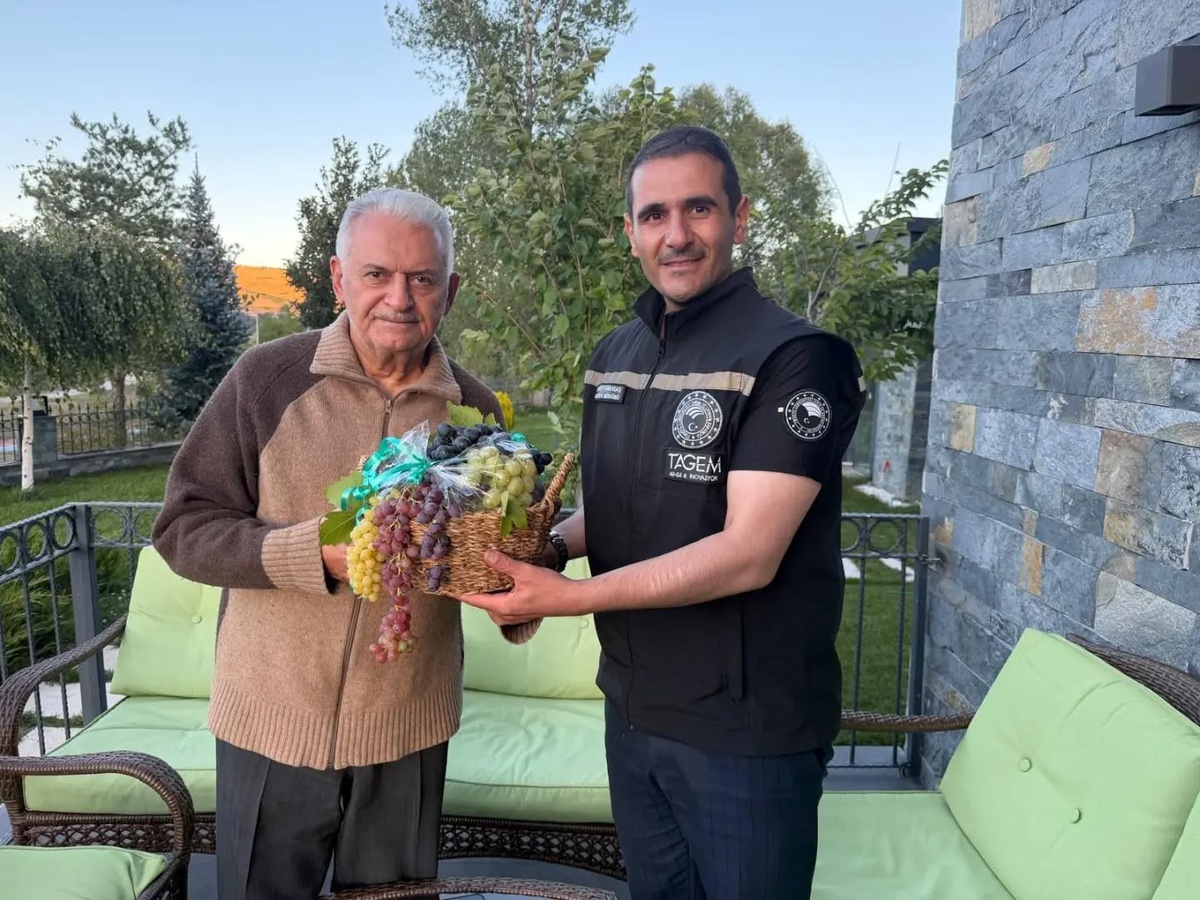 Binali Yıldırım, Erzincan\'daki tarımsal Ar-Ge çalışmaları hakkında bilgilendirildi