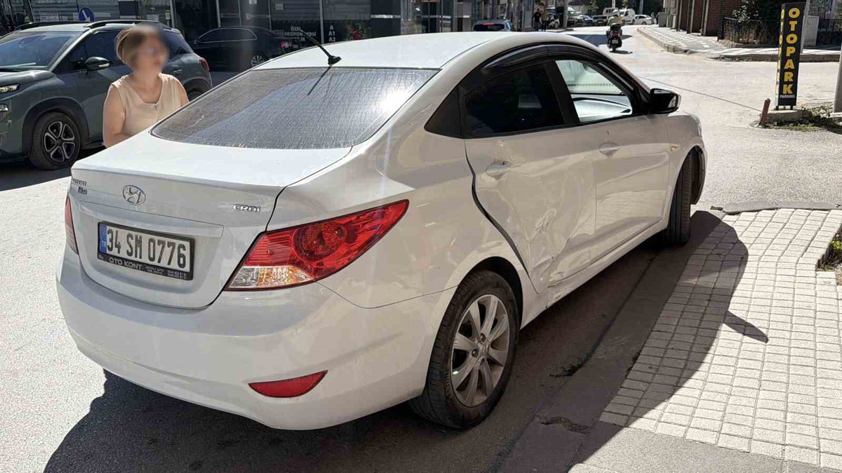 Bolu\'da motosiklet ile otomobil çarpıştı, sürücü ve yolcu hafif yaralandı