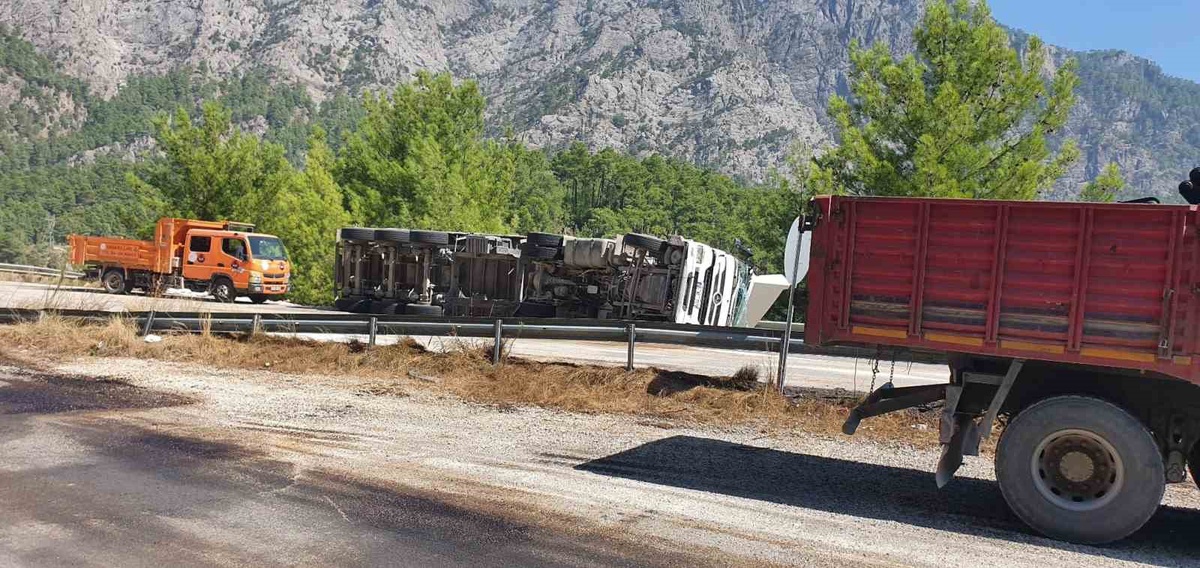 Burdur Bucak\'ta tır virajda devrildi, sürücü yaralandı