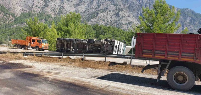 Burdur Bucak'ta tır virajda devrildi, sürücü yaralandı