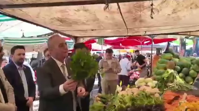 Tezcan Konya pazarında konuştu, 4 havuç alan emekliye dikkat çekti