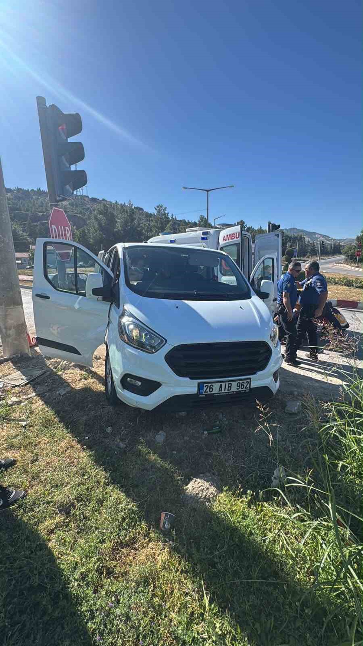 Burdur-Antalya karayolunda araç ile kamyon çarpıştı, 4 kişi hafif yaralandı