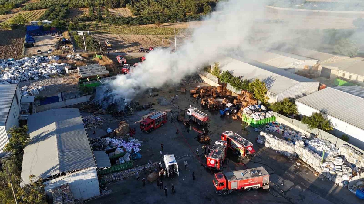 Bursa Osmangazi'de geri dönüşüm deposunda yangın, bir çalışan dumandan etkilendi