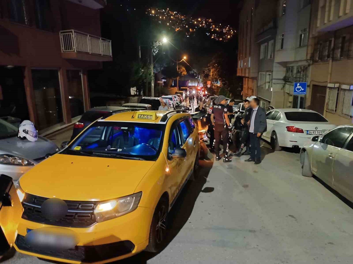 Bursa Osmangazi\'de taksiden ateş açma ihbarı sonrası 2 kurusıkı tabanca ele geçirildi